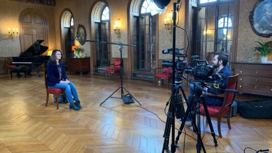 Tournage-interview-Figaro-Pictura-Films-film-maker-documentary